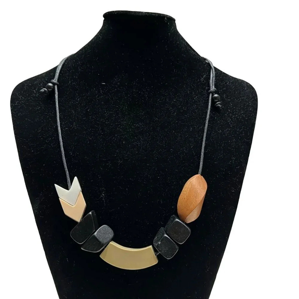 NWT decouture wood & resin necklace